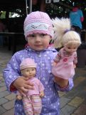 Náhled: Veru ukořistila na dětském dnu dvě panenky