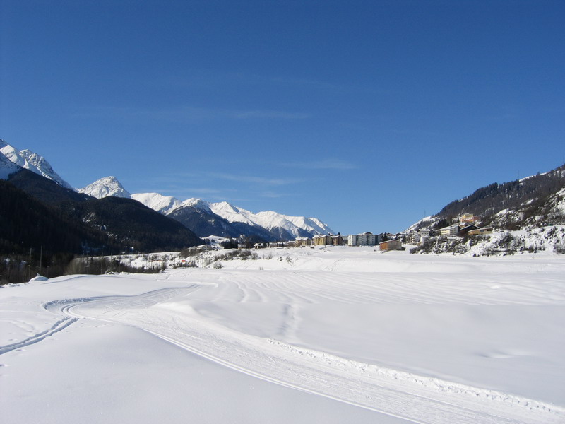 Pohled na Scuol ze spodu.