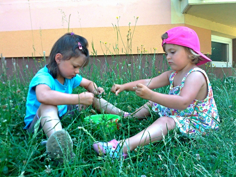 co tam ty holky va, e se u toho tv tak vn?