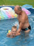 Náhled: s dědou v bazénu na chalupě