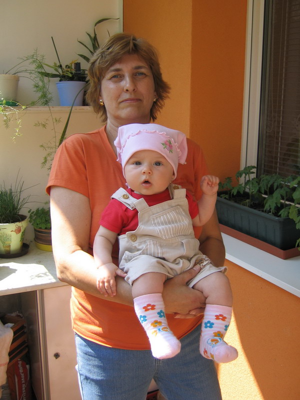 s babikou na balkon