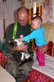 Náhled: hladím kočičku Marušku s dědou